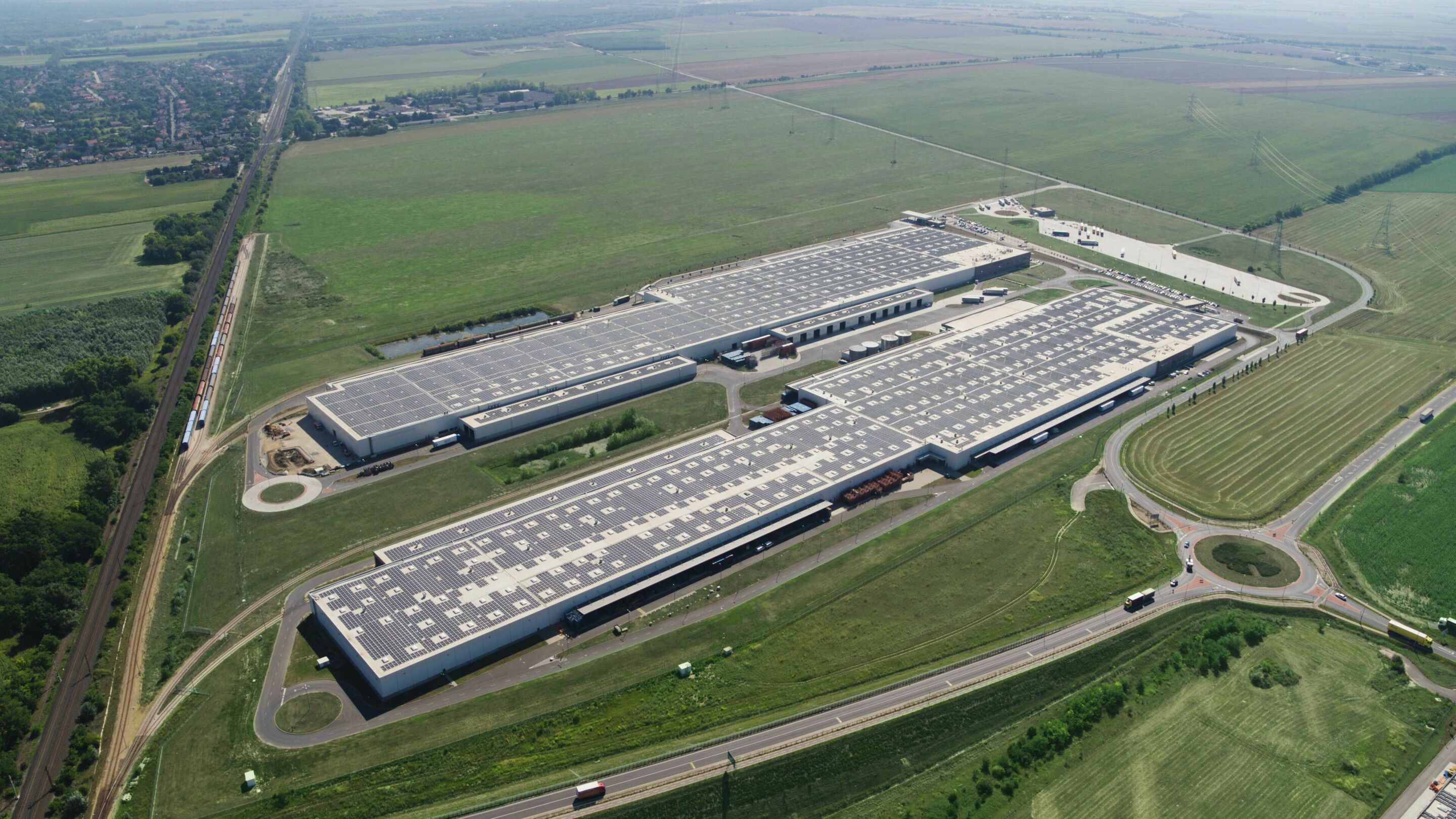 Audi Hungaria: Photovoltaic system on the roofs of the two logistics halls