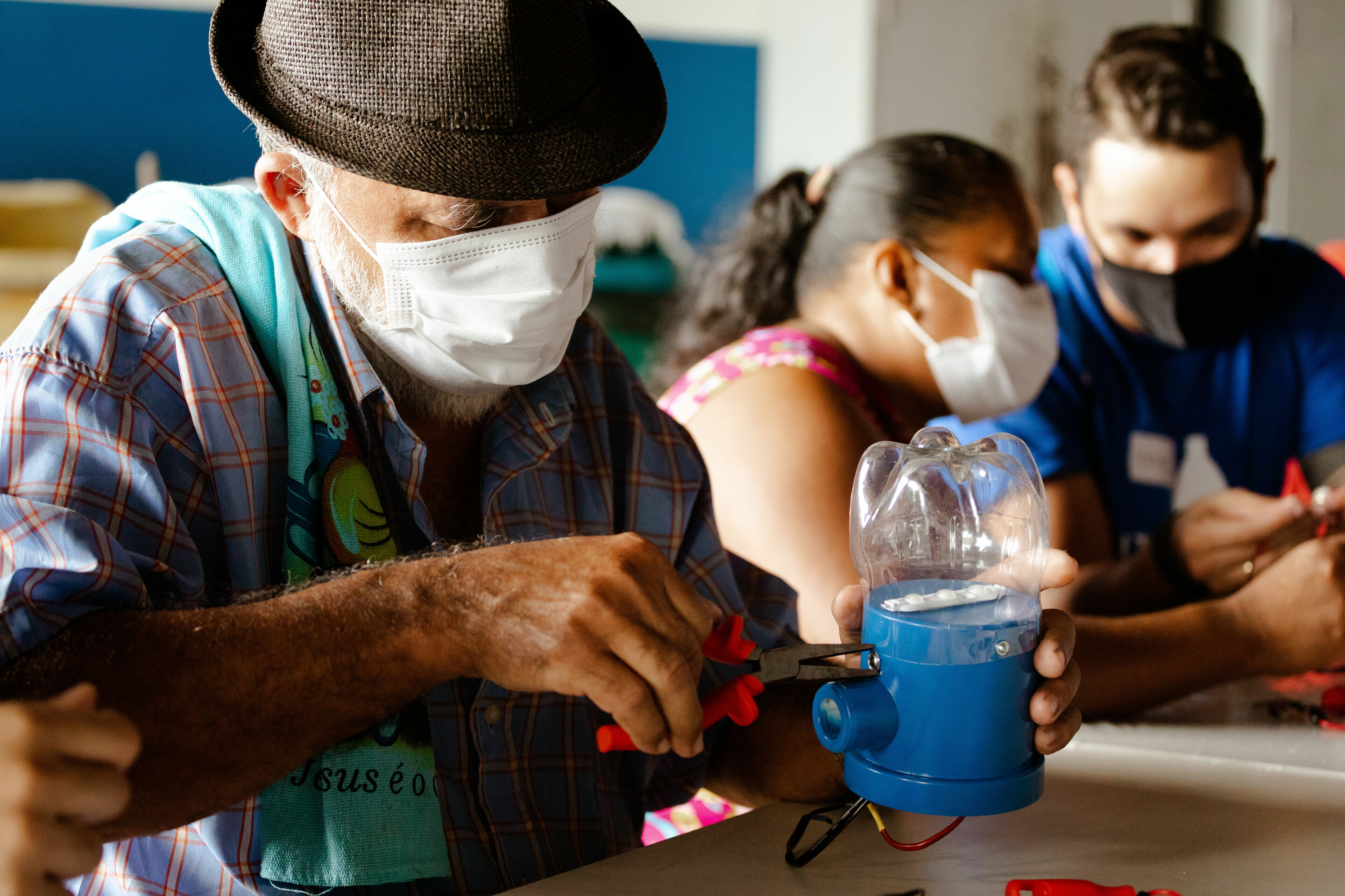 Audi and Litro de Luz install lampposts and solar lamps in Amazonian communities