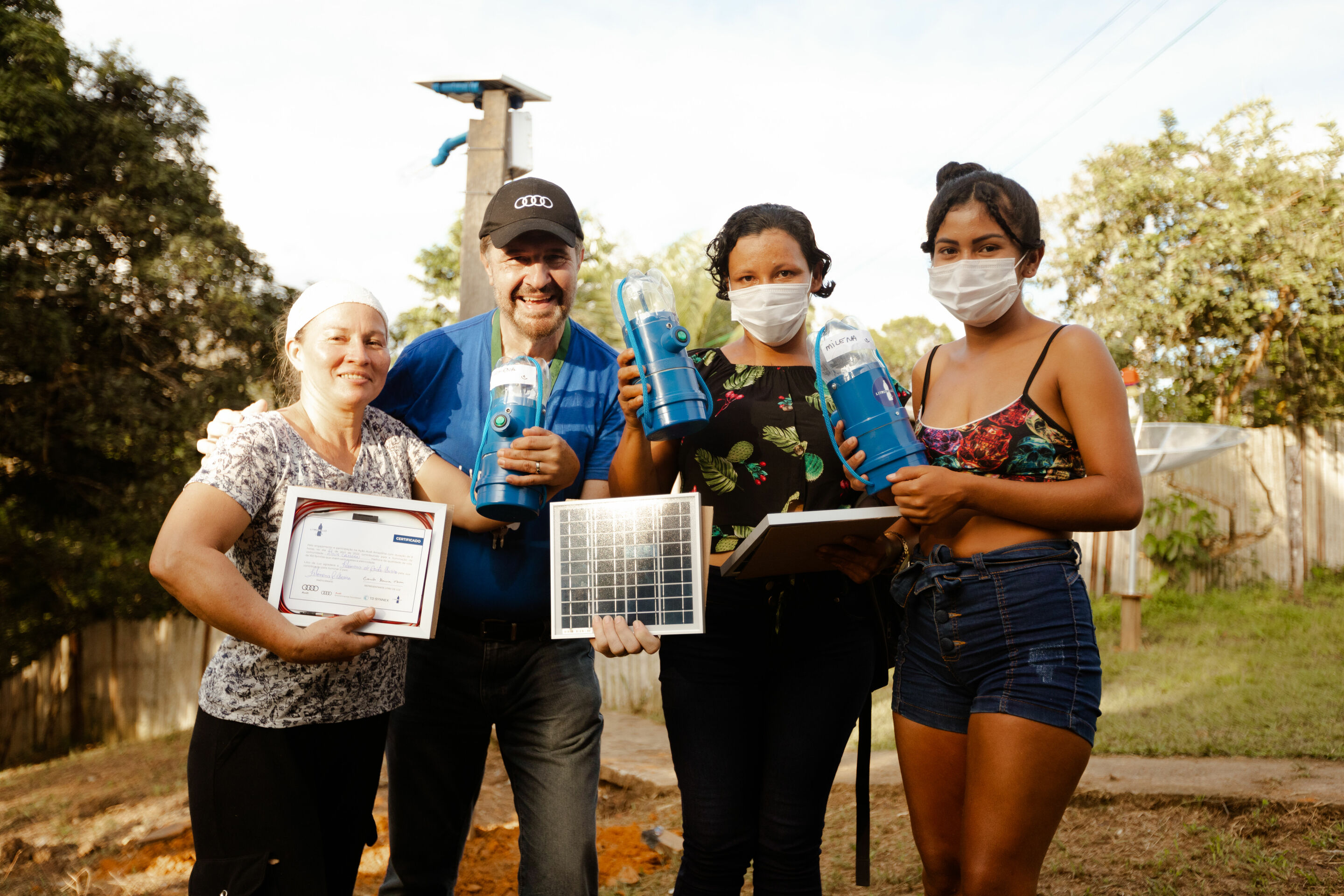 Audi and Litro de Luz install lampposts and solar lamps in Amazonian communities