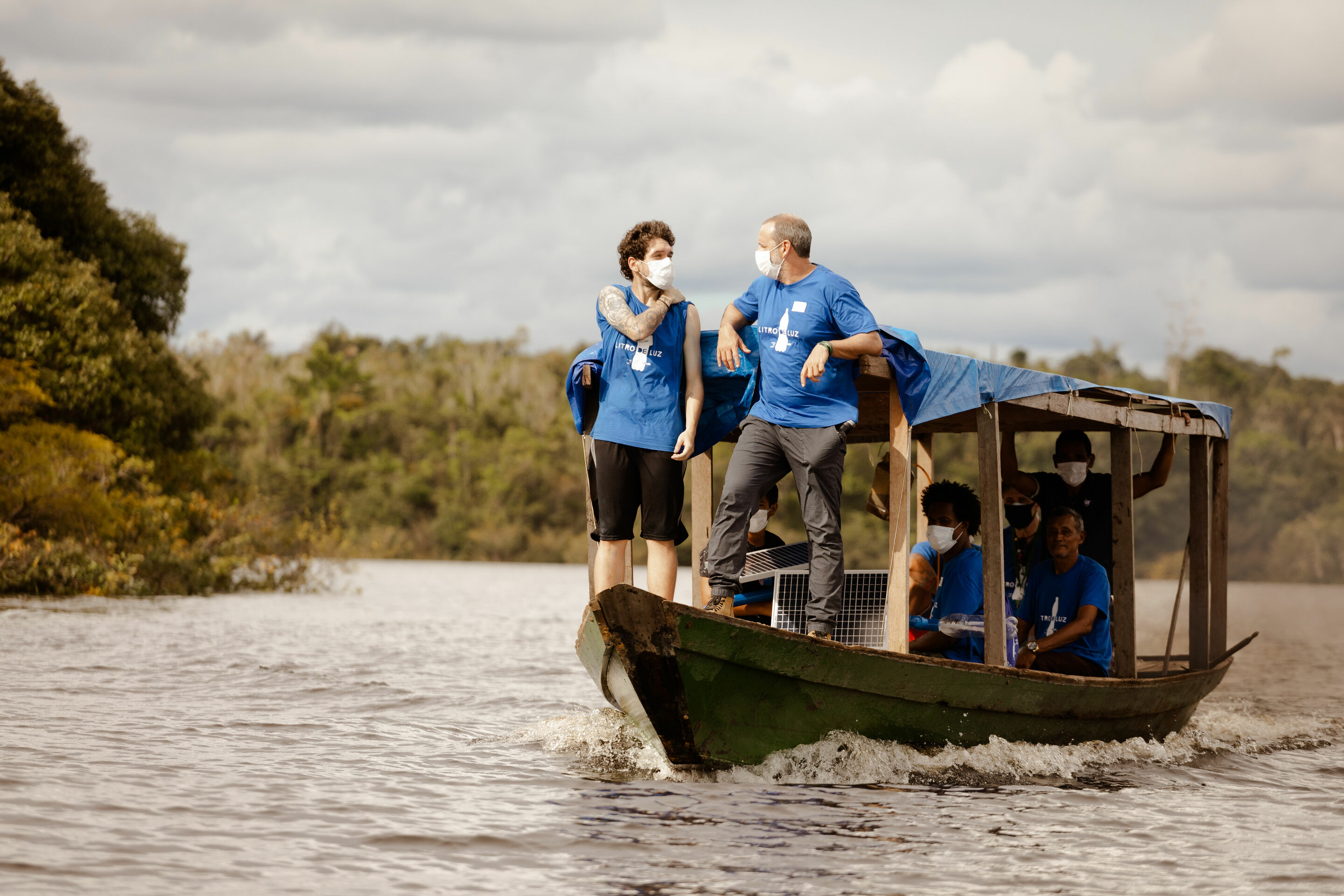 Audi and Litro de Luz install lampposts and solar lamps in Amazonian communities