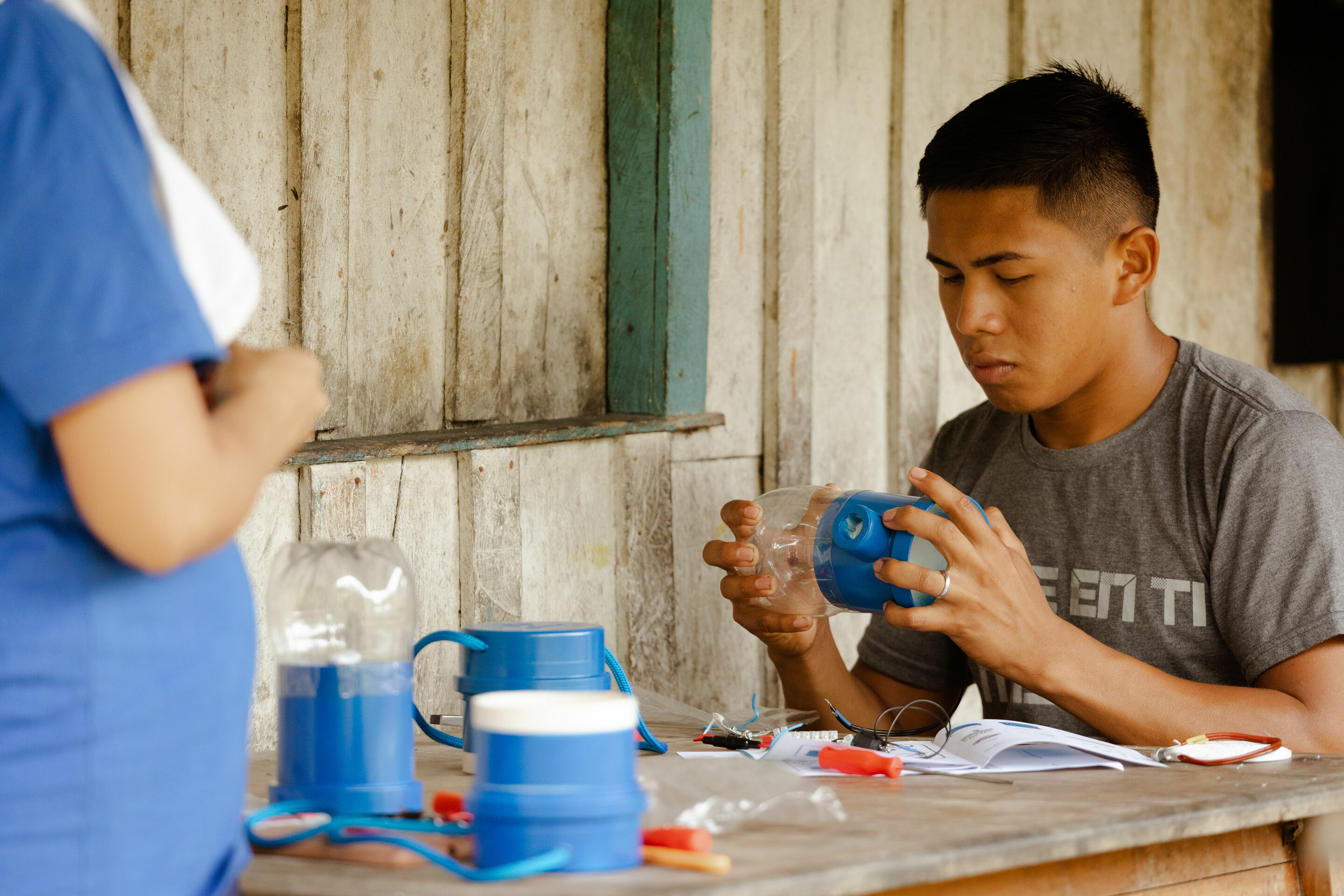 Audi and Litro de Luz install lampposts and solar lamps in Amazonian communities
